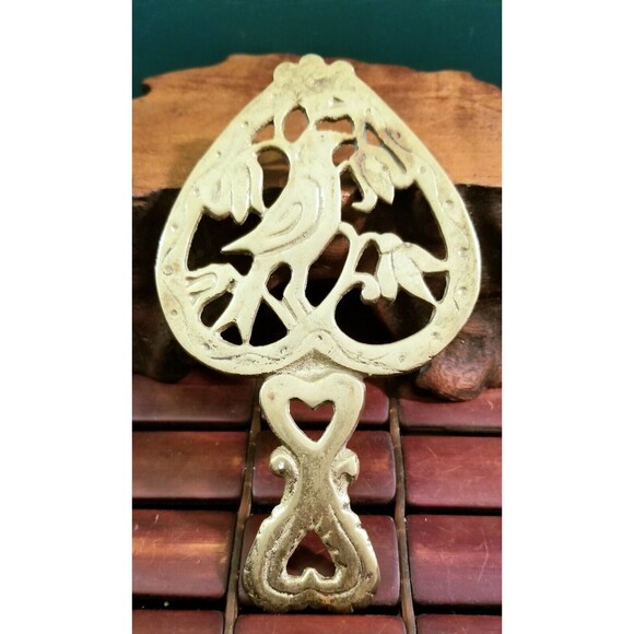 Vintage Brass Plated Trivet Distlefink  Goldfinch & Tulips Heart Shaped Pa Dutch - Picture 1 of 2